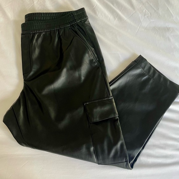 NWT Gap Mid Rise Easy Vegan-Leather Cargo Pants - Picture 7 of 9